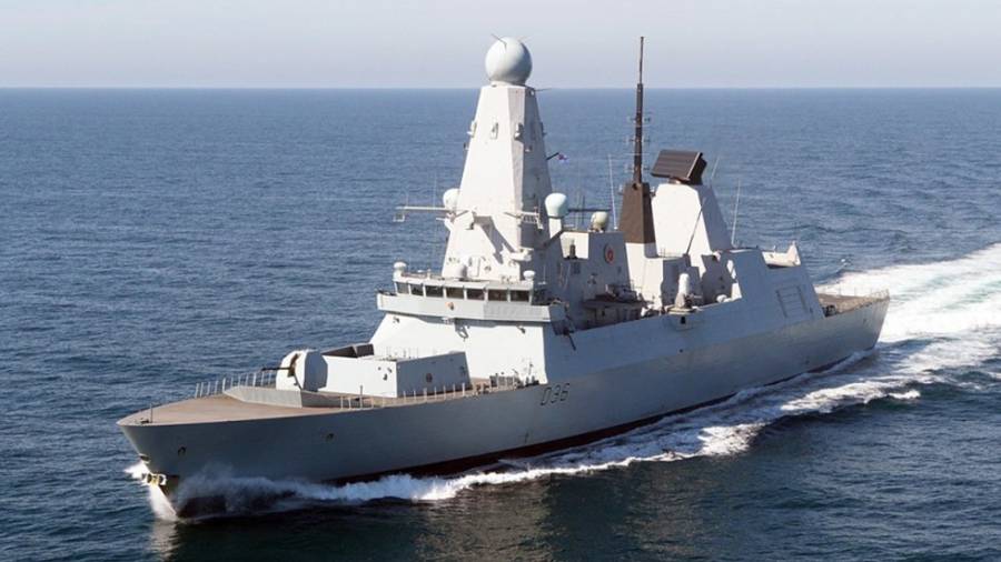 Rusia hizo disparos de advertencia contra barco británico, Reino Unido lo niega