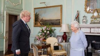 Reina Isabel II y Boris Johnson celebran su primera audiencia privada