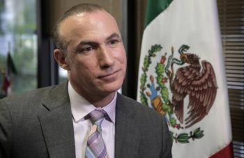 No hay mexicanos en v&iacute;ctimas o desaparecidos por derrumbe de edificio en Florida: Jonathan Chait