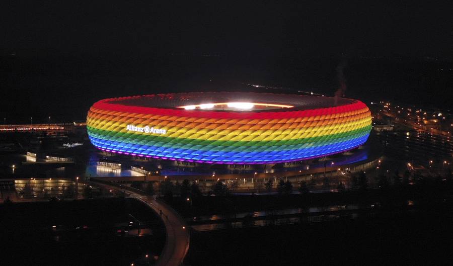 Patrocinadores de la UEFA desplegaron los colores de la bandera gay al borde del terreno