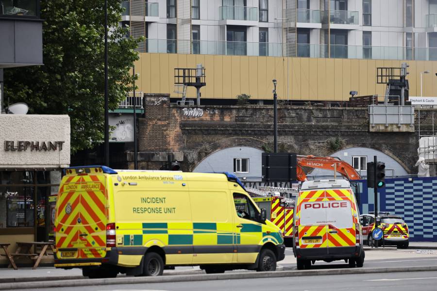 Gobierno británico se disculpa por documentos secretos olvidados en parada de autobús