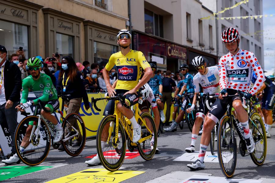 Los ciclistas protestan  en el inicio de la 4a etapa del Tour