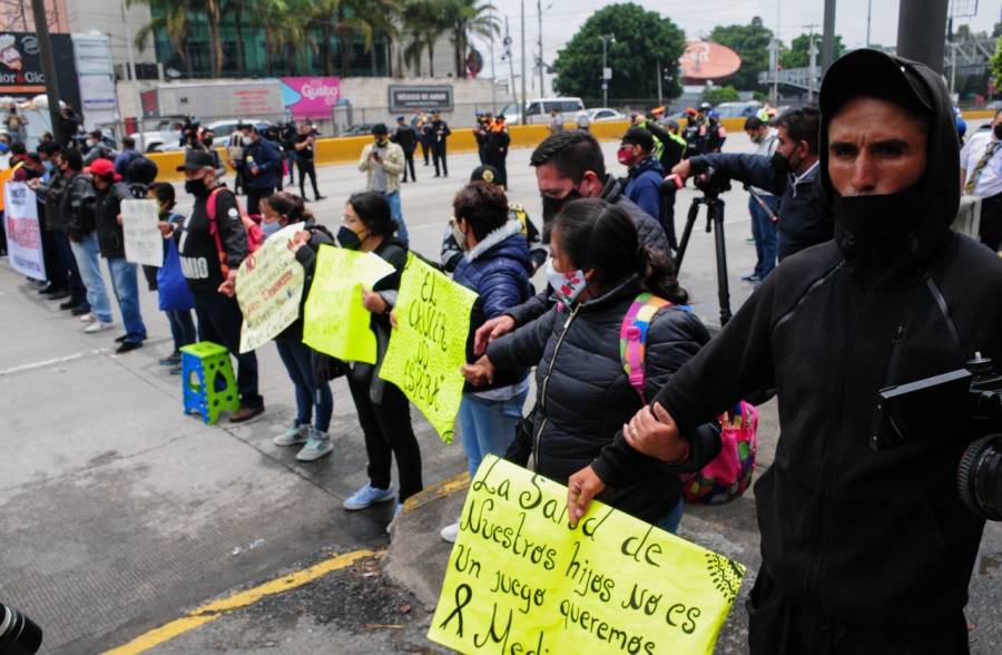 Retiran padres de niños con cáncer bloqueo del AICM
