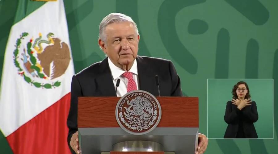 AMLO dice que ser&aacute; dif&iacute;cil reemplazar a Helguera
