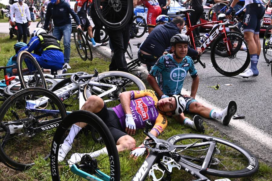 Detienen a espectadora del Tour de Francia que provocó caída múltiple