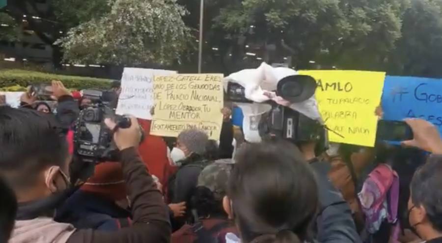Padres de niños con cáncer bloquean Terminal 1 del AICM