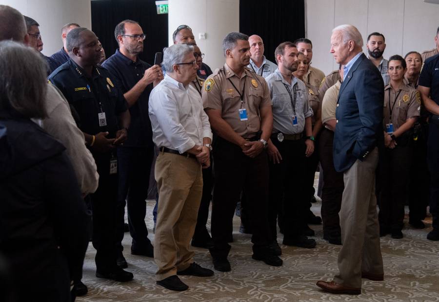 Biden brinda consuelo a familiares de víctimas de derrumbe en Florida