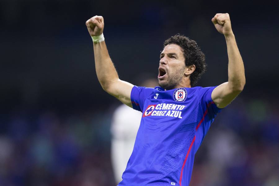 Cruz Azul hace oficial la renovaci&oacute;n de Ignacio Rivero