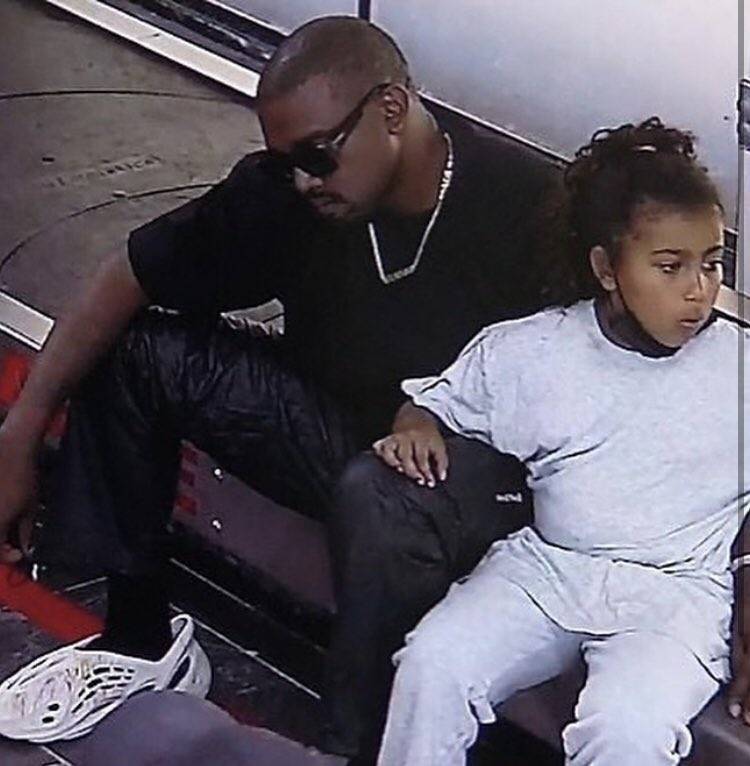 Captan a Kanye West con sus hijos en Oaxaca