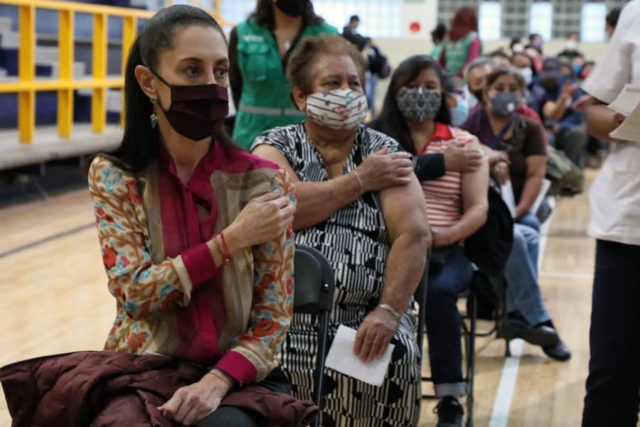 Recibe Claudia Sheinbaum la segunda dosis de vacuna contra Covid-19 de Pfizer