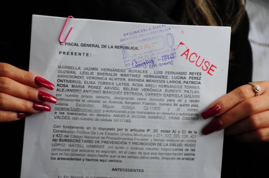 Padres de niños con cáncer denunciaron a López-Gatell por los delitos de genocidio y discriminación