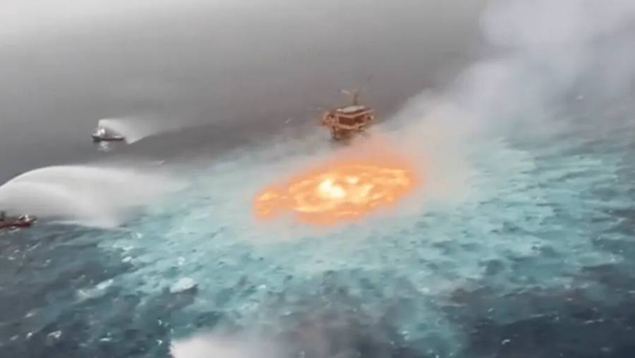 Controla Pemex incendio en línea submarina en Campeche