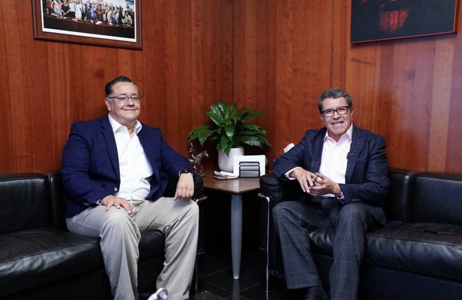 Ricardo Monreal le da la bienvenida a Gabriel García en el Senado