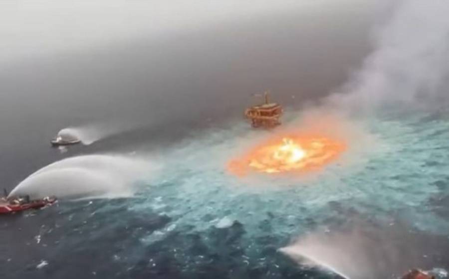 Se incendia ducto marino en plataforma KMZ de Pemex en Campeche