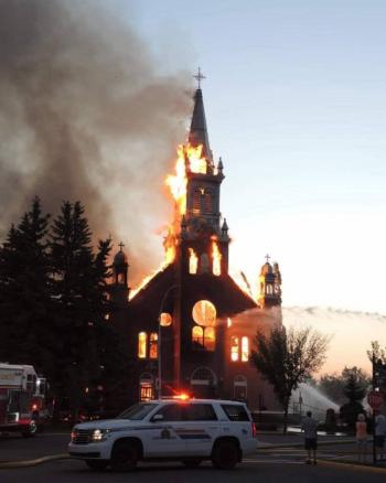 En Canadá incendian iglesias, tras hallar a miles de niños indígenas sepultados en los templos