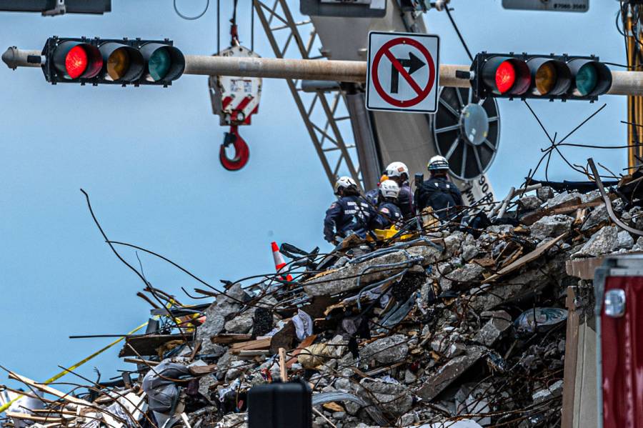 Suman 24 muertos por derrumbe en Florida; demolerán restos del edificio