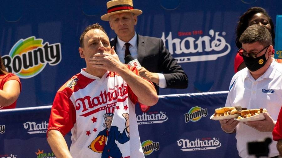 Joey Chestnut marca nuevo récord en concurso de comer hot dogs