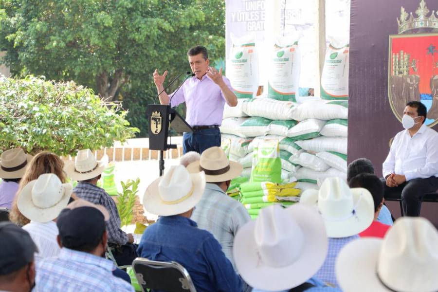 Rutilio Escandón entrega apoyos a productores del sector agrícola de Chiapas