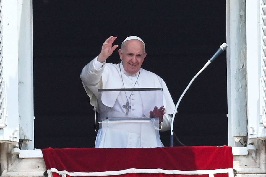 Operan al Papa Francisco este domingo por una inflamación de colon