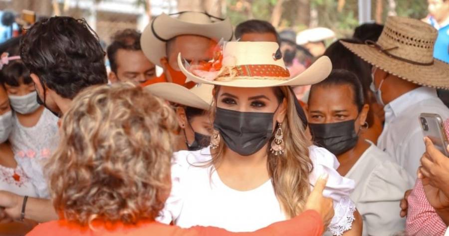 Normalistas de Ayotzinapa impiden a Evelyn Salgado realizar mitin en Tixtla, Guerrero