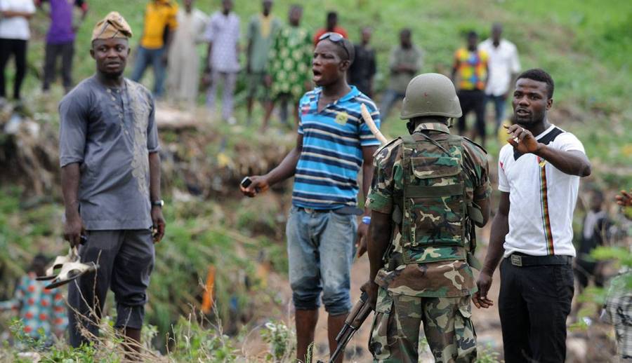 Hombres armados secuestran a 140 estudiantes en escuela en Nigeria