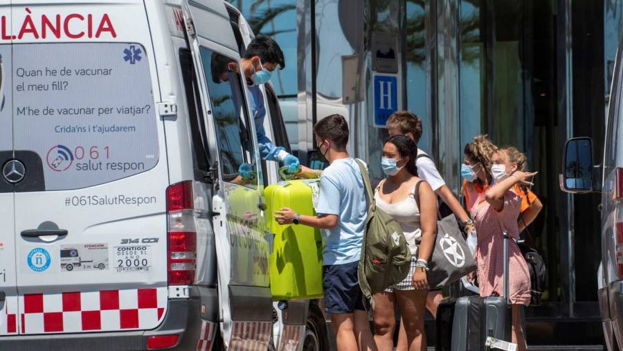 En Espa&ntilde;a, aumentan contagios de Covid en j&oacute;venes