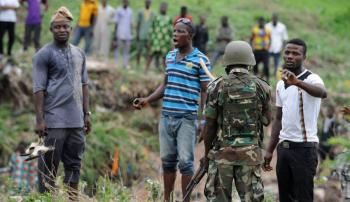 Hombres armados secuestran a 140 estudiantes en escuela en Nigeria