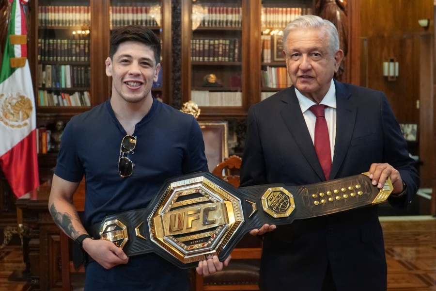 AMLO recibe en Palacio Nacional a Brandon Moreno, campeón mundial de UFC
