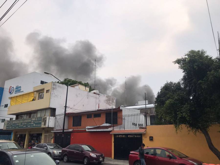 Desalojan a 200 personas por incendio de fábrica en Benito Juárez