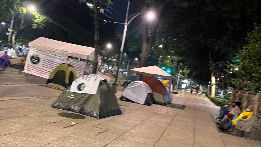 Se instala un plantón sobre Reforma de jubilados y pensionados del IMSS