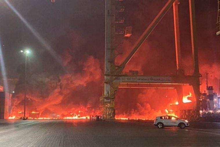 Explosi&oacute;n cimbra el puerto de Dub&aacute;i