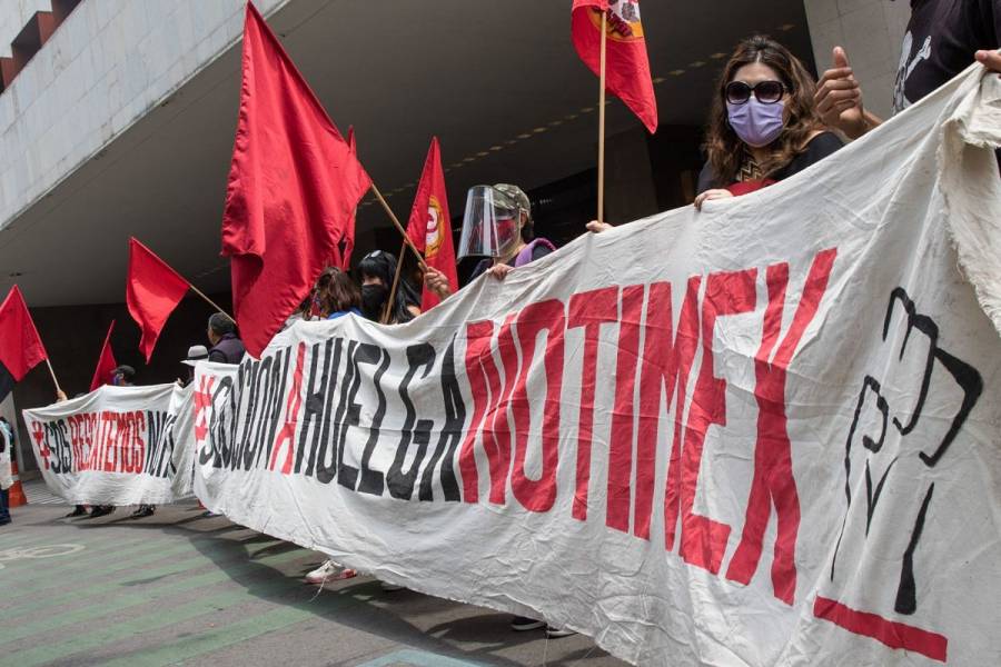 Policías encapsulan a ex trabajadores de Notimex tras protesta en el Zócalo