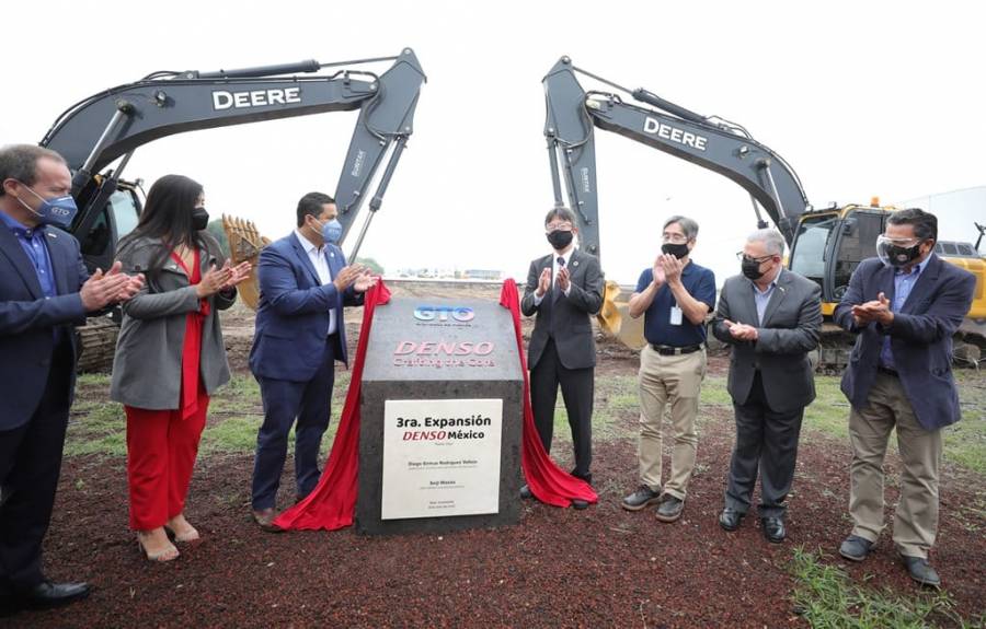 Colocan la primera piedra de la tercera expansión de la planta Silao