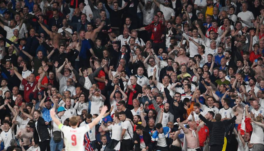 UEFA multa a Inglaterra por uso de láser, bengalas y silbidos durante la Eurocopa