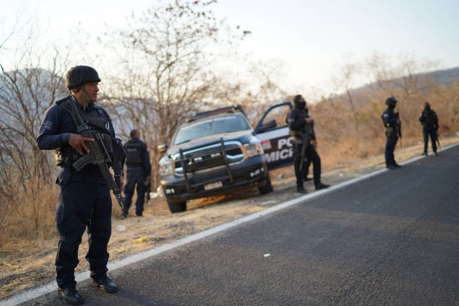 En Michoacán retiran bloqueos de la carretera Aguililla-Apatzingán