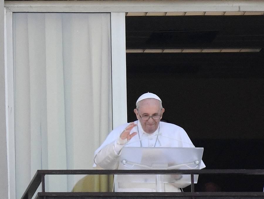 Tras operación, Papa Francisco celebra el Ángelus desde el hospital