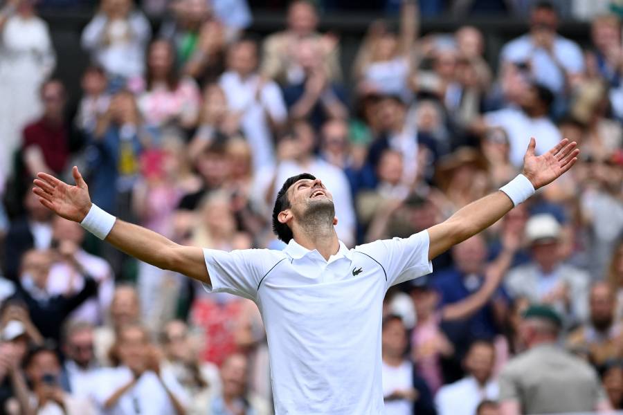 Djokovic no perdona en Wimbledon y alcanza a Federer y Nadal