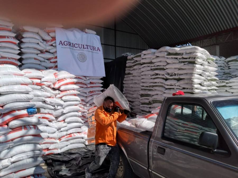 Agricultura entrega fertilizantes a productores de Guerrero