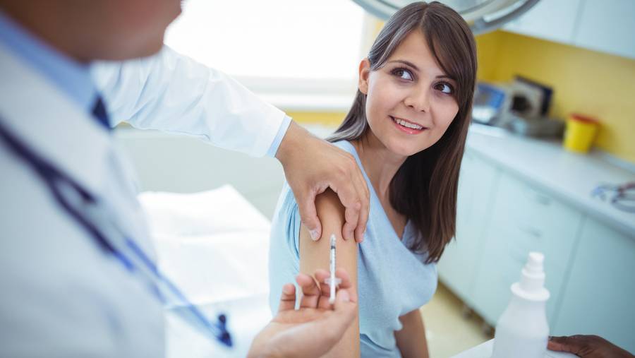 Estudio: Estar vacunado contra la gripe podría proteger contra efectos graves de Covid