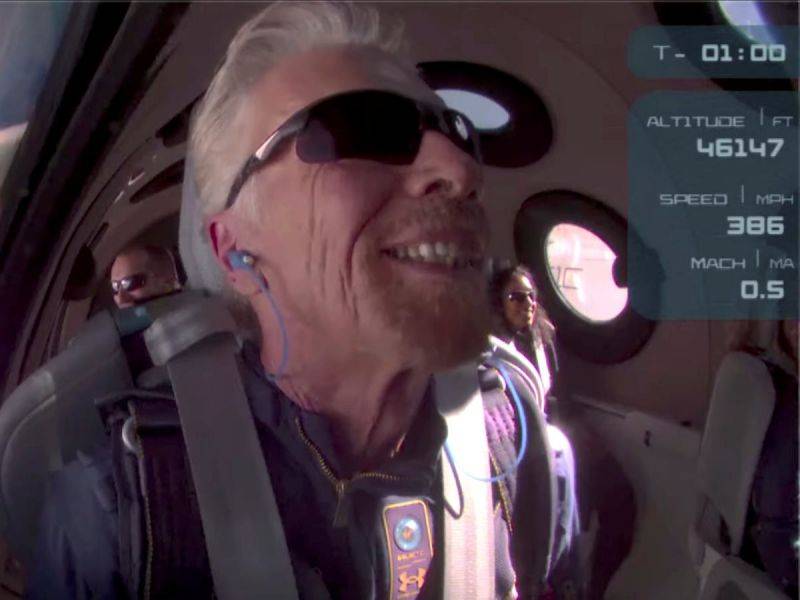 Tras unos minutos en el espacio, Branson regresa a la Tierra