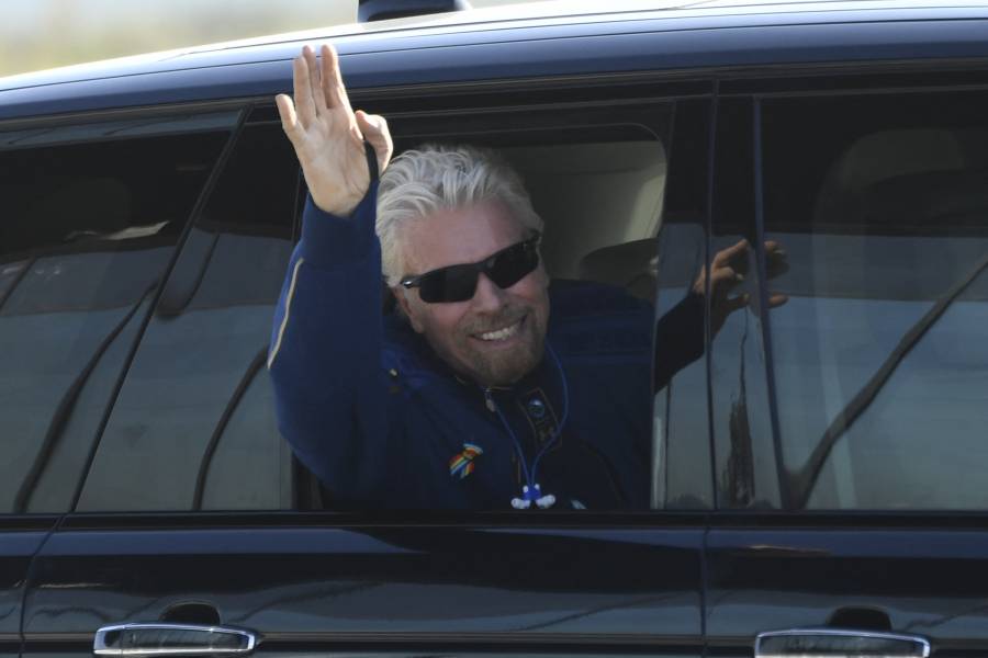 Con Richard Branson a bordo, Virgin Galactic despega hacia el espacio