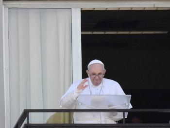 Tras operaci&oacute;n, Papa Francisco celebra el &Aacute;ngelus desde el hospital