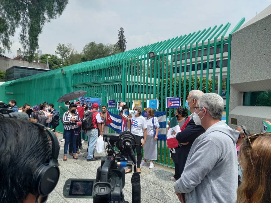 Acuden a embajada de Cuba en México simpatizantes y opositores al gobierno cubano