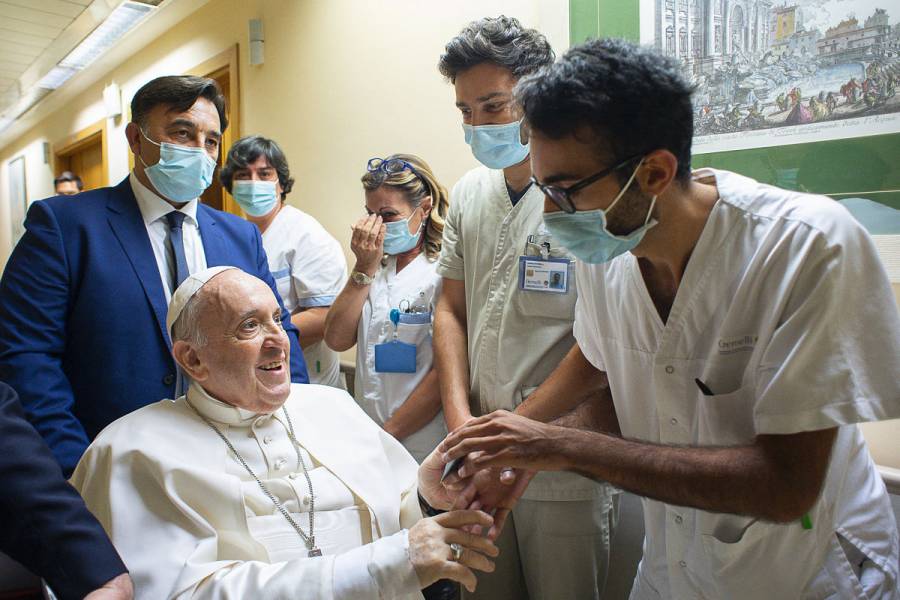 El Papa Francisco permanecerá internado en el hospital de Roma 