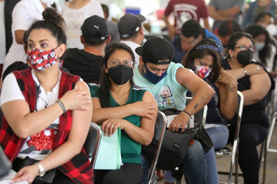 En un día, vacunaron a 28 mil adultos de 30 a 39 años en Neza