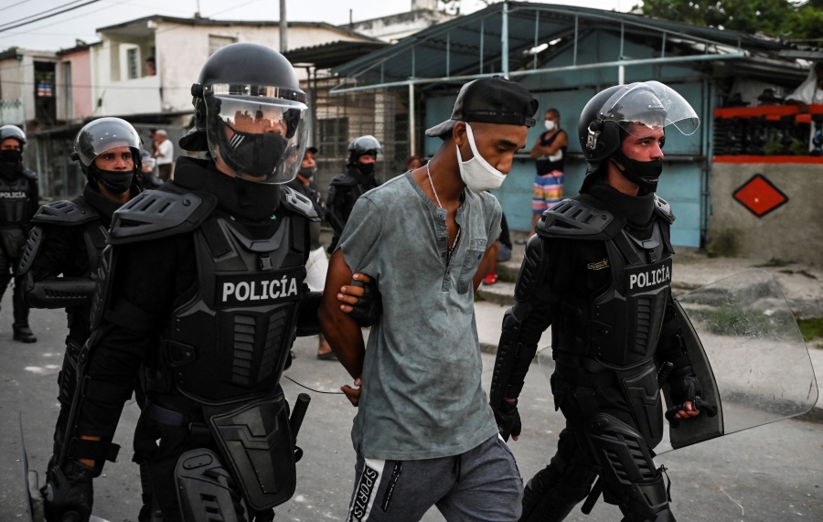 Acusan detención de más de 100 personas por protestas del domingo en Cuba