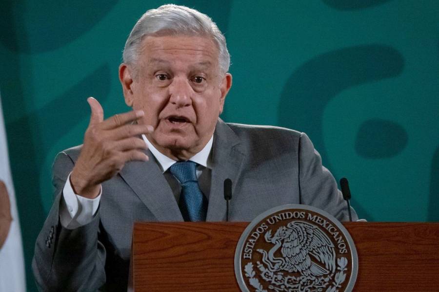 AMLO exhibe a presidente de CMDH por “racismo” en protesta frente embajada de Cuba