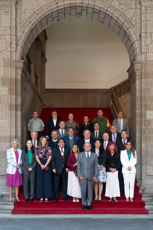 AMLO trata con gobernadores de Morena seguridad para municipios