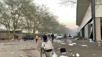 Llegaron a 72 los muertos por los saqueos y disturbios en Sud&aacute;frica