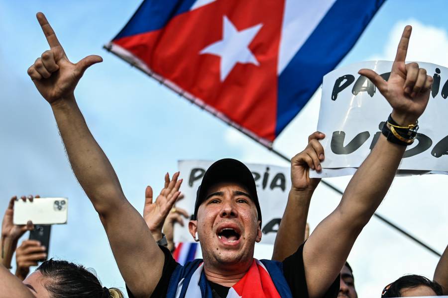 Tras protestas, algunos cubanos aprueban primeras medidas del gobierno